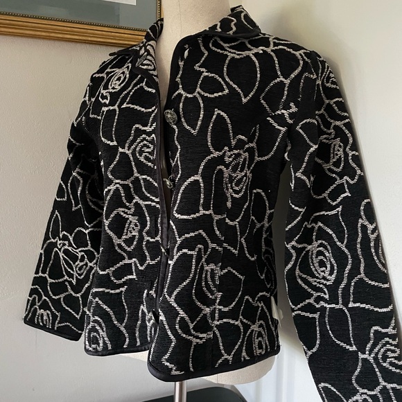 Black and White REVERSIBLE Floral Women's Stunning Jacket size Small NWT ✨ - Picture 4 of 14